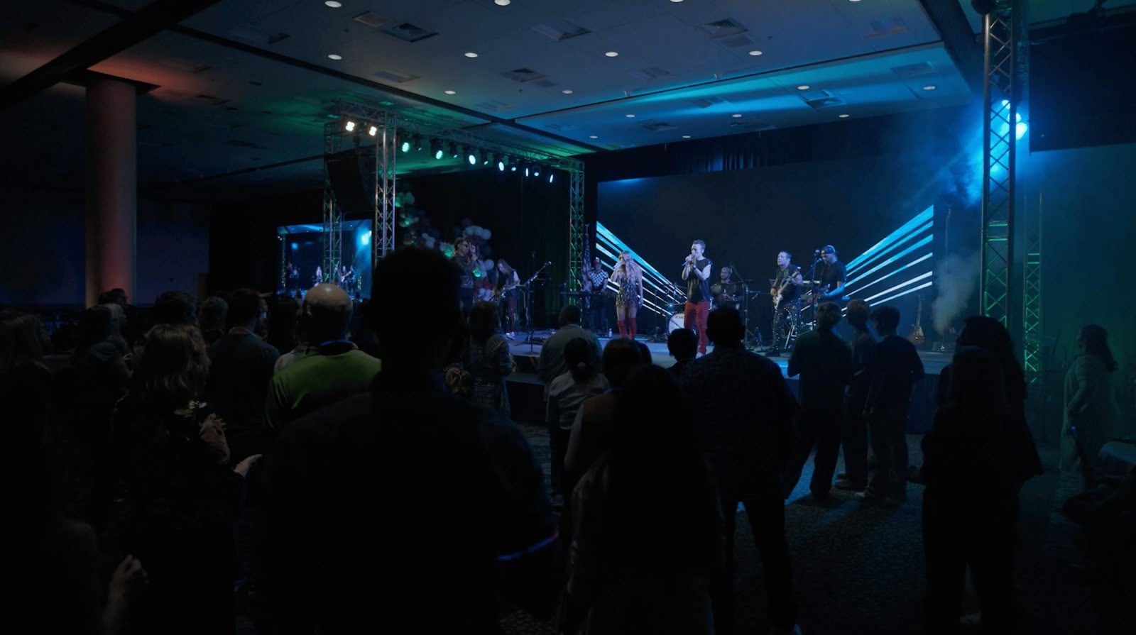 The crowd on the floor during the evening band set at the Kellogg summit