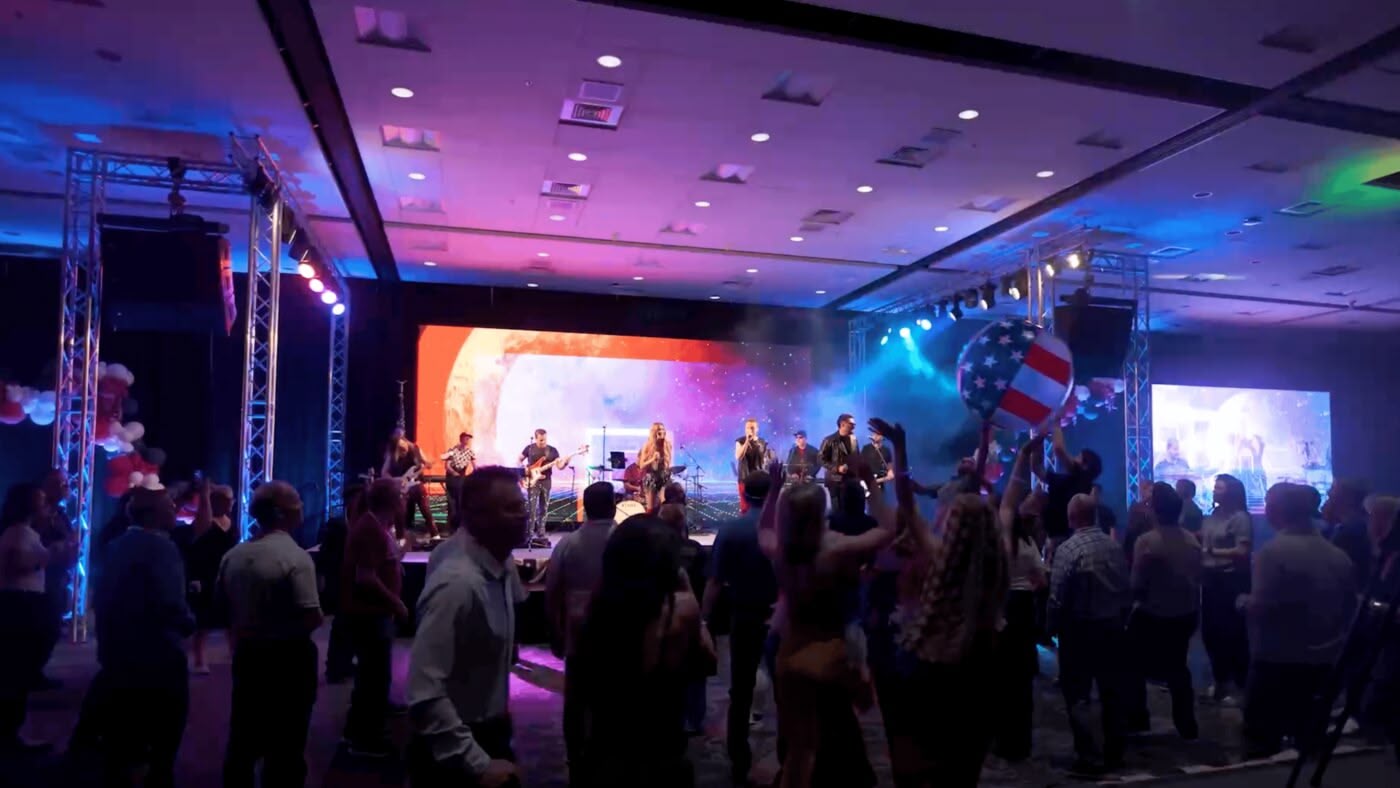 Live band on a full LED-wall and truss stage with a packed dance floor